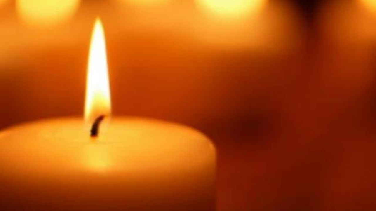 Una candela accesa
