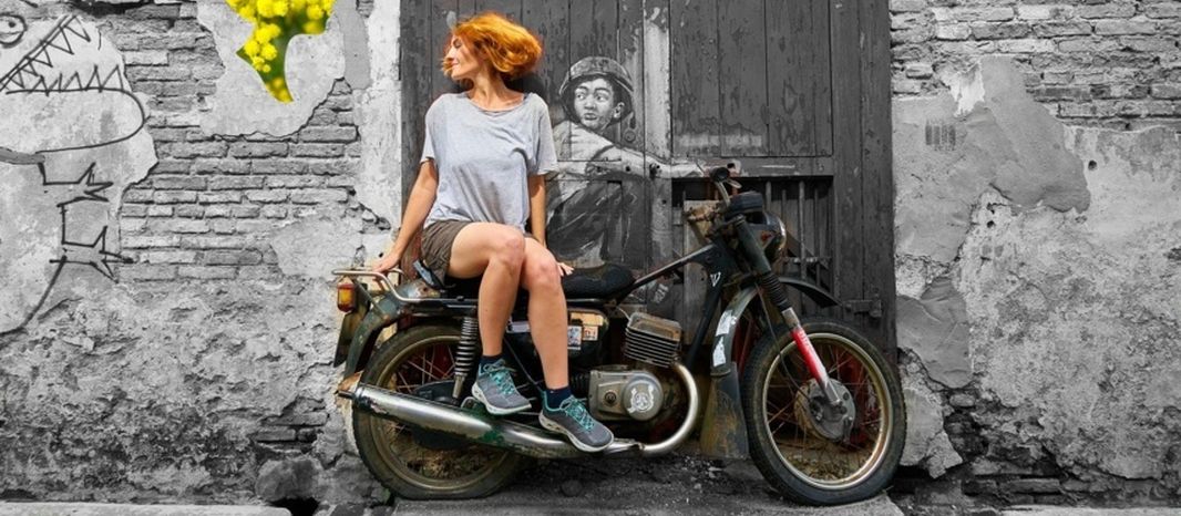 Fotomontaggio donna in moto con mimosa