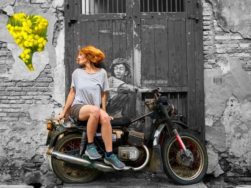 Fotomontaggio di una donna seduta sulla sella di una moto