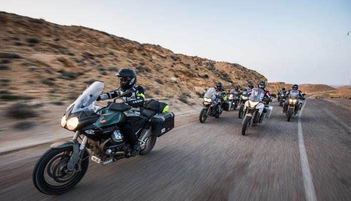 Gruppo di motociclisti on the road